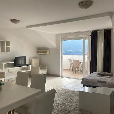 Veselinka Apartments & Rooms *