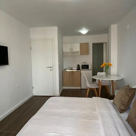 Apartment Veselinka Apartments & Rooms