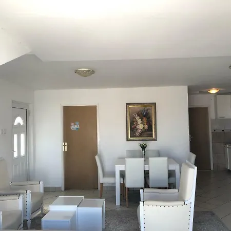 Apartment Veselinka Apartments & Rooms